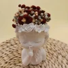 Vaso de menina em gesso com flores preservadas secas