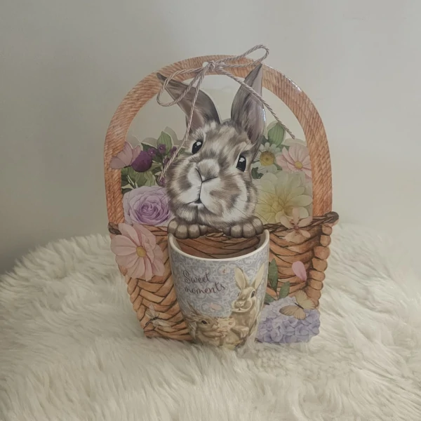 Caneca com embalagem e figura de coelho