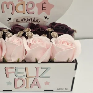 Caixa madeira com rosas de sabão perfumadas pormenor