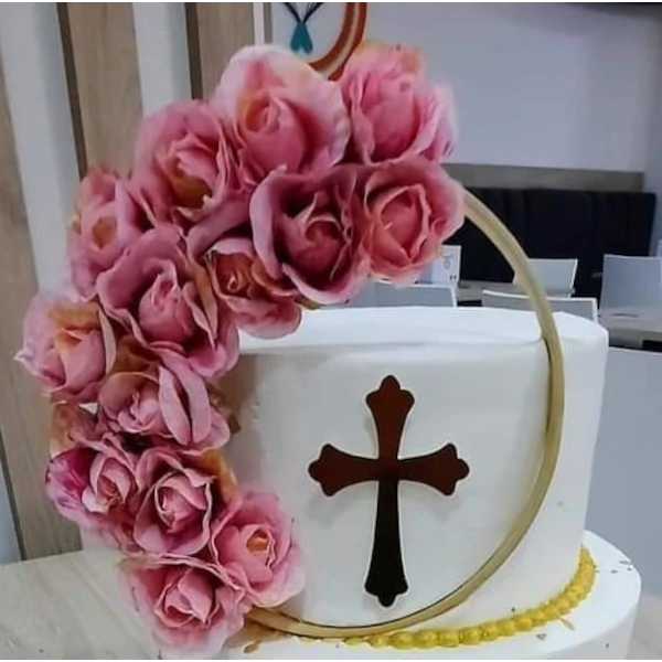 Topper de comunhão arco com arranjo floral