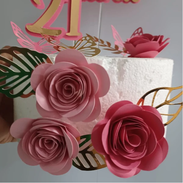 Topper os 21 da Bruna com flores Handmade pormenor